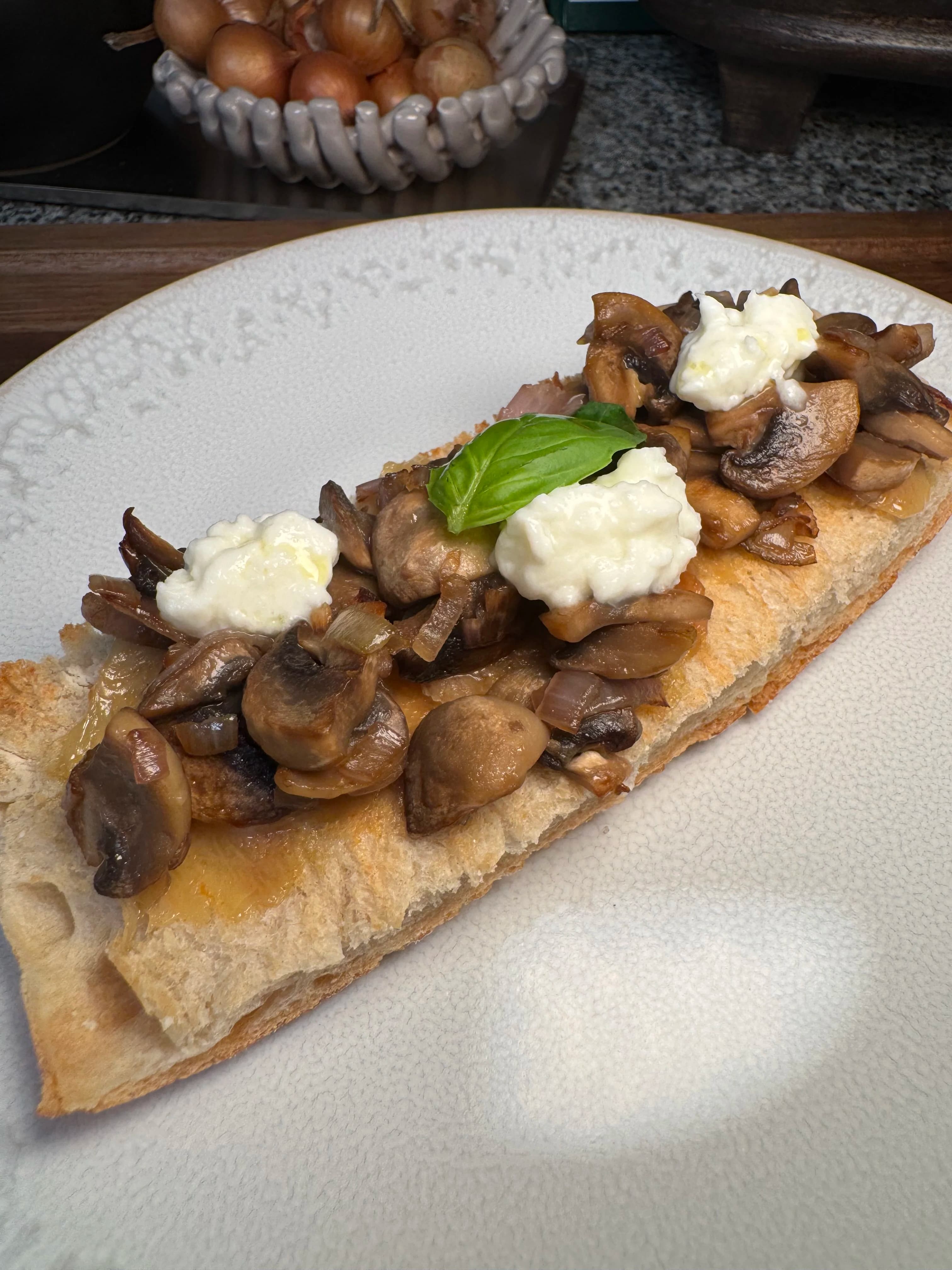 Tostada de Champiñones y Ajo Confitado